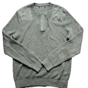 NWOT Banana Republic Gray 3 Button Round Neck Sweater. Size Large.